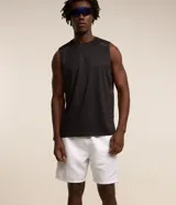 Bermuda deportiva gris para hombre, con cintura elástica, cordón de ajuste, bolsillos laterales y recortes laterales con red. Confeccionada en poliéster.
