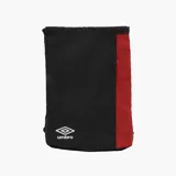 Mochila Umbro negra con una franja vertical roja en el lateral derecho y logo de la marca en blanco en la parte inferior.