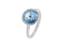 Anillo plateado con cristal celeste facetado redondo.