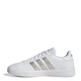 Championes Adidas Grand Court blancos con las tres tiras laterales en color plateado.