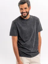 Remera de manga corta color azul con efecto estoneado y cuello redondo.