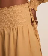 Pollera evasê midi color ocre, confeccionada en tricolina de algodón, con cintura con lastex y canesú larga.