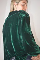 Campera verde inglés de terciopelo con cierre dorado, mangas abullonadas y puños elastizados.