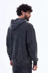 Buzo con capucha tipo canguro, confeccionado en tela con efecto lavado, color negro. Presenta un estampado frontal de dos bolas de billar número 8 con forma de cerezas y bolsillo delantero tipo canguro.