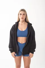 Campera con cierre frontal metálico, confeccionada en algodón pesado de alto gramaje. Presenta un diseño oversize con capucha, bolsillos tipo canguro y bordados minimalistas en el frente y en la manga.