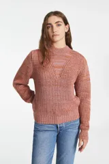 Sweater de punto con textura acanalada en tonos rosados y anaranjados, cuello alto y detalle de tejido en forma de V en el pecho.