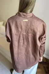 Camisa de lino color gris claro con bordado de monograma PEC en el bolsillo.