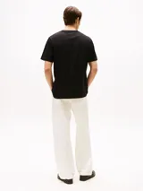 Remera negra de algodón regenerativo con cuello redondo y corte regular. Logo de Tommy Hilfiger bordado en el pecho.