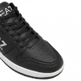 Championes urbanos EA7 Emporio Armani modelo Slasher, de diseño bicolor en blanco y negro. Presentan el logo de la marca estampado en el lateral y una suela de goma resistente.