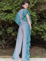 Pantalón de lino y algodón a rayas verticales en tonos celeste y blanco, con corte palazzo y volados en el lateral.