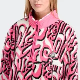 Campera de polar con diseño estampado en blanco y negro, cuello alto con medio cierre frontal y bolsillos laterales.