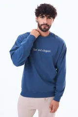 Buzo de felpa azul con cuello redondo, corte oversize y estampa en la espalda que representa un auto clásico con la frase 'fast and elegant'.