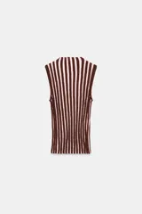 Top de cuello subido y manga sisa, con tejido de textura a rayas verticales en color marrón y beige.