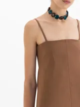 Vestido midi negro de tejido de punto elastizado, con escote recto y breteles finos.