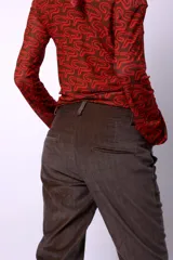 Pantalón wide leg color ladrillo de tela texturizada con cierre de botones.