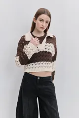 Sweater de punto calado a rayas horizontales marrones y beiges, con cuello tipo polo y escote en V.
