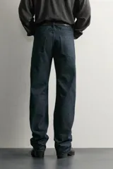Jeans slim straight fit confeccionados en denim de algodón de origen italiano. Presentan un diseño de cinco bolsillos, tiro bajo, pierna recta y cierre frontal de botonadura.