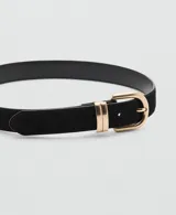 Cinturón negro de cuero con hebilla metálica dorada de diseño clásico y formato redondeado.