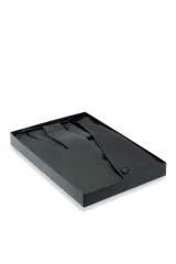 Set de chaleco, corbata y pañuelo de vestir color negro con diseño floral.