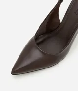 Zapato de tacón tipo anabela y punta fina, color marrón, con tira elástica trasera.