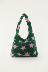 Bolso de felpa color verde oscuro con estampado de estrellas rosadas, con asas integradas y diseño tipo tote.