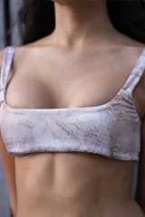 Set de lencería compuesto por un microtop de escote recto con breteles regulables y una bombacha tipo culotte de tiro alto con cintura elástica fruncida y etiqueta de marca frontal.