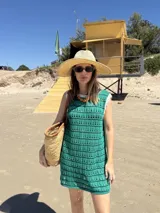 Vestido corto de playa tejido al crochet, color verde esmeralda con rayas horizontales caladas.