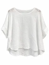 Blusa de lino color blanco, con cuello redondo, mangas cortas amplias tipo murciélago y diseño holgado.