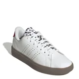 Championes urbanos Adidas Advantage 2.0, color blanco con suela de goma color marrón. Presentan detalles en animal print en la lengüeta y un detalle rojo en el talón. El diseño incluye las clásicas tres tiras de la marca representadas mediante perforaciones laterales.