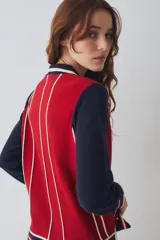 Remera tejida de algodón estilo polo con mangas largas azul marino y cuerpo rojo con franjas verticales blancas, escote en V y parche bordado Team Savia.