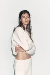 Pantalón de tiro medio con cintura ancha doblada y pierna ancha, confeccionado en tejido de punto con mezcla de algodón.