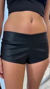 Short de tiro bajo confeccionado en material engomado con textura de efecto reptil. Diseño ajustado y corto.