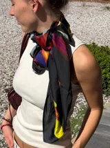 Pañuelo cuadrado con diseño gráfico original que presenta una ilustración de un gallo en tonos rojos sobre un fondo amarillo, con la palabra 'CAPER' integrada en el diseño.