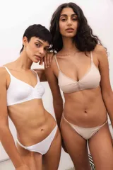 Vedetina color piel, de corte bajo y confeccionada en microtul.