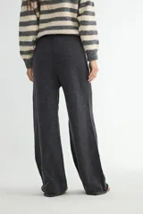 Pantalón de punto de corte recto y holgado, con cintura elástica y bolsillos laterales.