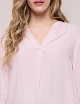 Blusa celeste fluida de viscosa, con escote en V y cuello mao, mangas largas y pliegue central en el delantero.
