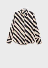 Camisa de corte recto y ajuste regular, confeccionada en tejido satinado fluido y ligero. Presenta un diseño estampado con rayas diagonales en tonos beige y negro, cuello camisero clásico, cierre frontal de botones y mangas largas con puños abotonados.