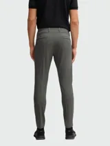 Pantalón de vestir gris oscuro, de corte slim fit, con bolsillos laterales y traseros. Cierre con cremallera y botón.