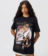 Remera de algodón negro con cuello redondo y mangas cortas, con gran estampado frontal inspirado en la película Titanic con Jack y Rose.