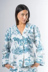 Pijama de algodón estampado, compuesto por una camisa de manga larga con botones y cuello solapa, y un pantalón recto con elástico en la cintura.