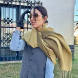 Bufanda de lana color azul marino con flecos en los extremos.