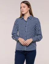 Camisa de rayón con estampado geométrico en azul y blanco, de manga larga con puños anchos abotonados y cuello camisero tradicional.