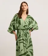 Vestido evasé midi de mangas amplias, confeccionado en viscosa, con escote en V, elástico y lazo en la cintura y estampado de follaje en tonos verdes.
