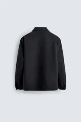 Sobrecamisa de corte regular fit confeccionada en tejido con mezcla de lana. Presenta cuello solapa, cierre frontal con cremallera, bolsillos de plastrón con solapa en el pecho y bolsillos laterales. Las mangas largas terminan en puños con botón oculto.