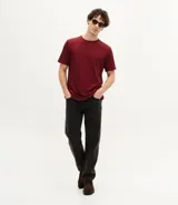 Remera masculina de manga corta y cuello redondo, confeccionada en tejido de media malla con textura vertical.