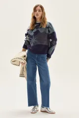 Sweater de tejido de punto con diseño jacquard abstracto en tonos azules y detalles brillantes en lurex. Presenta cuello redondo, mangas largas y puños y ruedo acanalados.