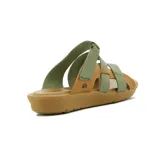 Sandalia de cuero para mujer, con diseño de tiras cruzadas en tonos marrones y beige, suela baja y ajuste con velcro en el empeine.