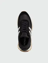 Championes Moncler modelo Pacey, de diseño deportivo en tonos beige y gris. Presentan una combinación de paneles de nylon acolchado y refuerzos de gamuza, con una suela dentada de goma en color caramelo.