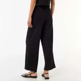 Pantalón ancho negro de tiro medio, con cintura elástica fruncida y cordón ajustable para lazos.