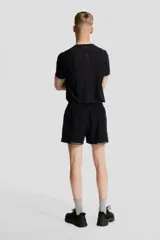 Short deportivo negro de tejido funcional DryMove™ que ayuda a absorber el sudor. Tiene corte estándar, elástico revestido y cordón ajustable en la cintura, bolsillos laterales con cierre, suspensor interior de malla y aberturas laterales.
